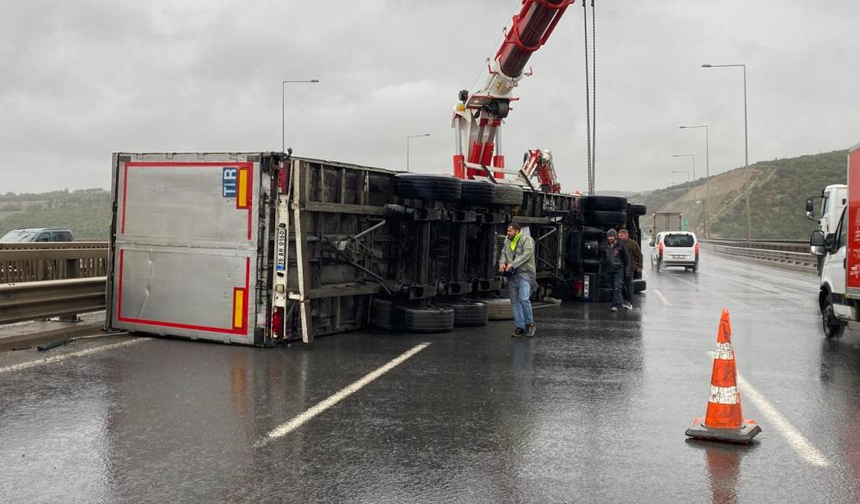 Kuzey Marmara'da fırtına sebebiyle 2 tır devrildi!
