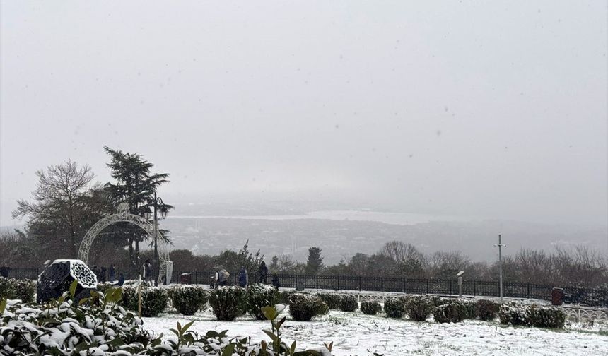 İstanbul’da Kar Yağışı Etkisini Sürdürüyor