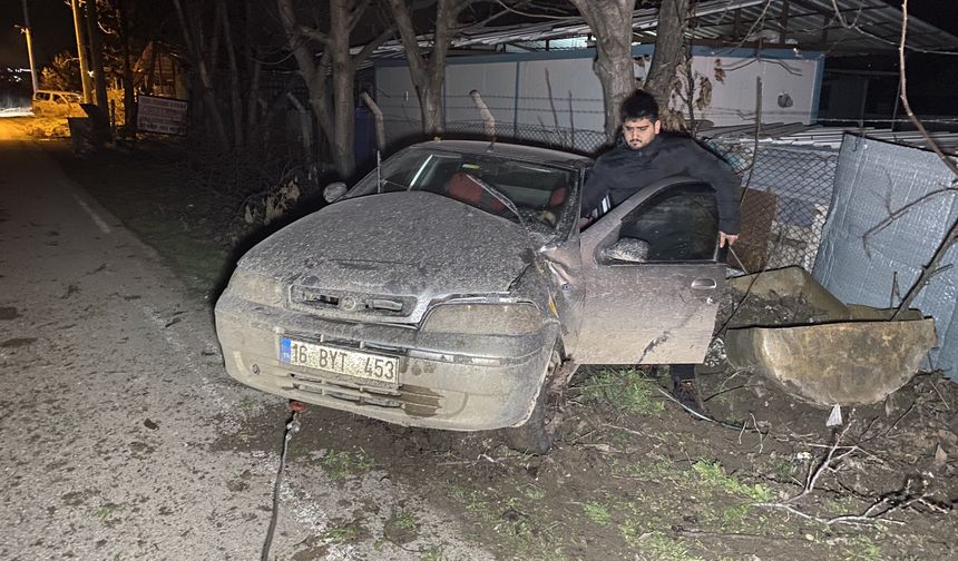 Kontrolden çıkan otomobil ağaca çarptı: 4 yaralı