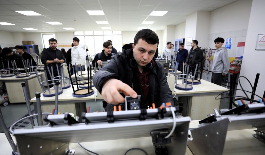 Teknoloji lisesi öğrencileri SUBÜ’yü ziyaret etti