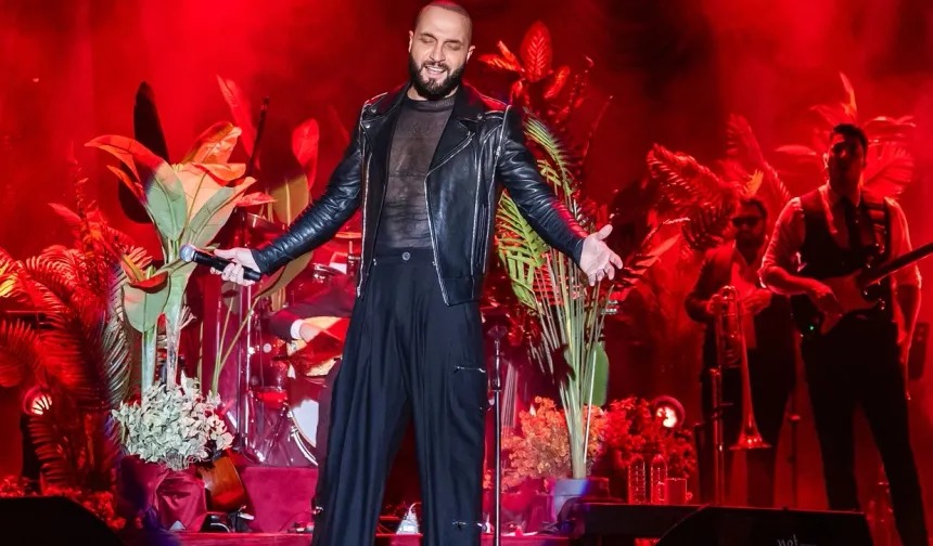 Berkay Eskişehir konserinde tarzı ve performansıyla konuşuldu