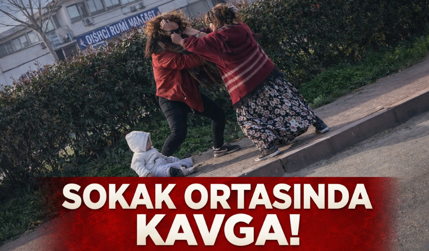 Bu kadarına pes! Dilenci kadınların kavgası kamerada: Kucağındaki bebek yere düştü