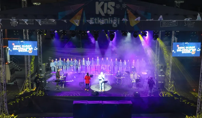 Selçuklu’da Gençler 90’lar Şarkılarıyla Sahnedeydi