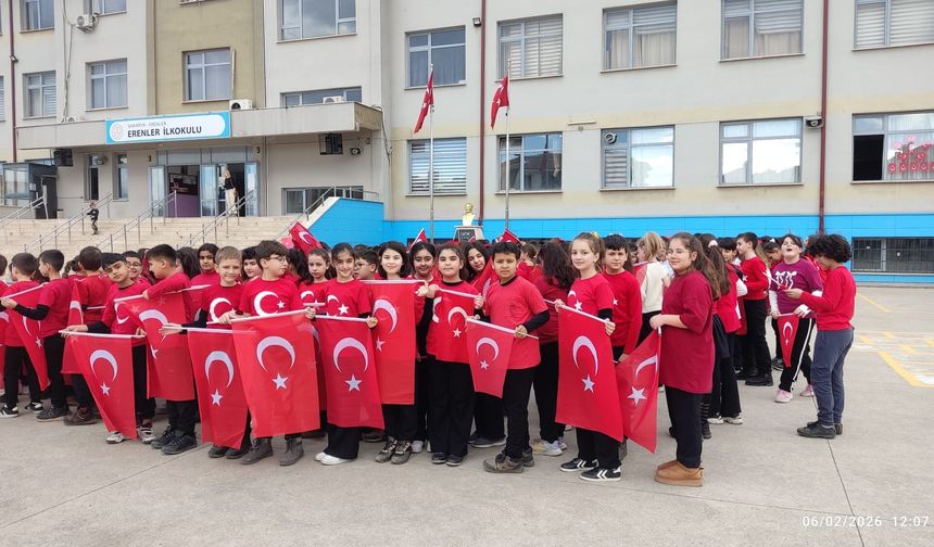 Minik Yüreklerden Bayrağa Büyük Saygı