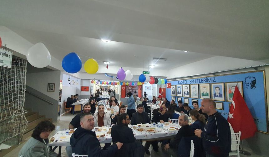 Bursa'daki lisenin öğrencileri öğretmenleriyle iftar yaptı