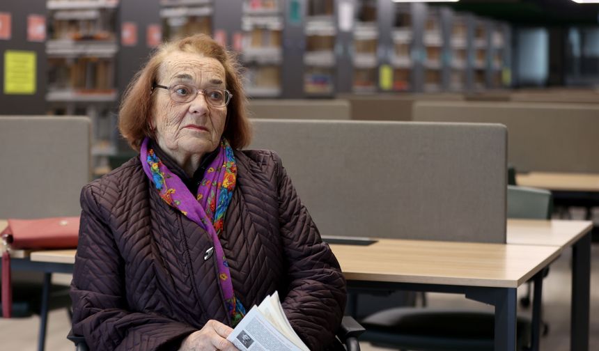 Emekli öğretmenin kitap sevgisi 73 yıldır sürüyor