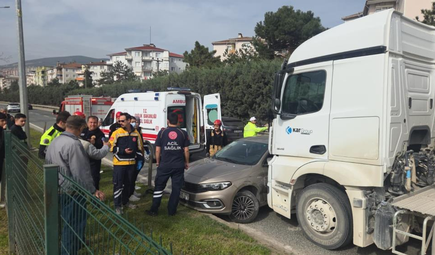 Kamyon, Aileyi Taşıyan Otomobile Çarptı