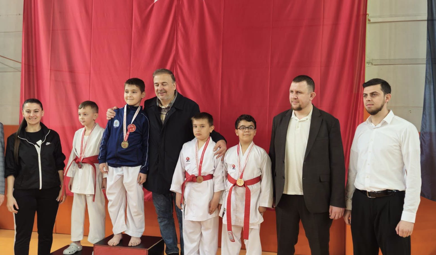 Geyve’de 23 Nisan Coşkusu Karate Turnuvasıyla Taçlandı
