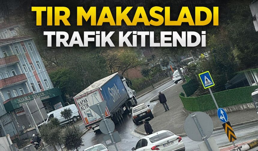 Tır makaslayınca trafik kitlendi