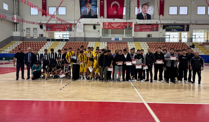 Hendek’te futsal şampiyonu Orhangazi Anadolu Lisesi oldu