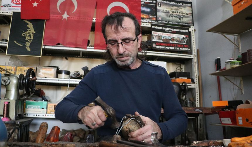 Dededen kalan çarıkçılık geleneğini 45 yıldır yaşatıyor