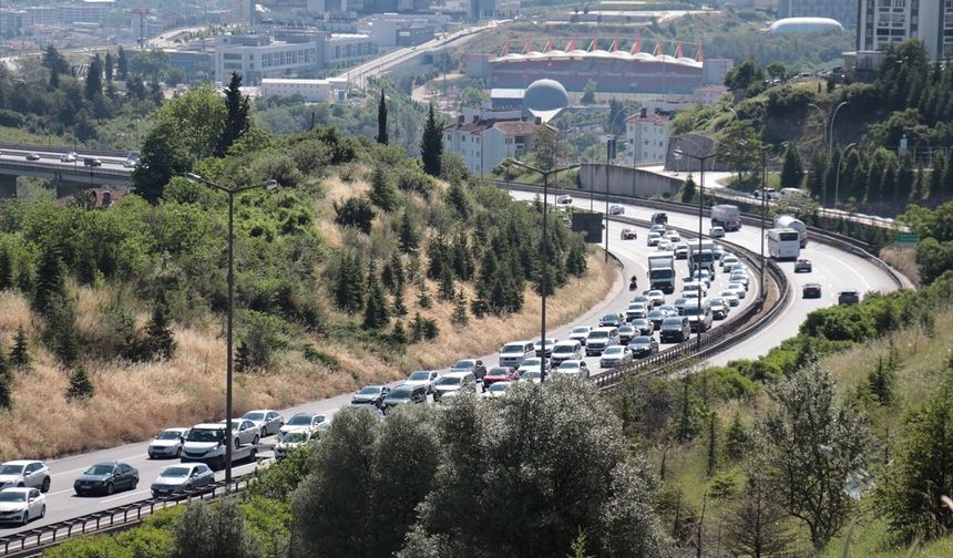 Dönüşe geçen tatilciler yollarda yoğunluk oluşturuyor