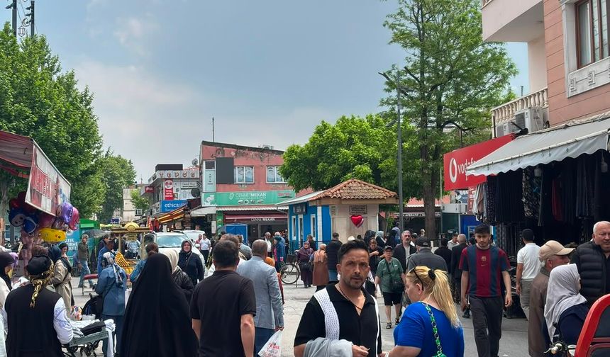 Güzel Havayı Fırsat Bilen Vatandaşlar Çarşıya Akın Etti: Adapazarı Şehir Merkezi Doldu
