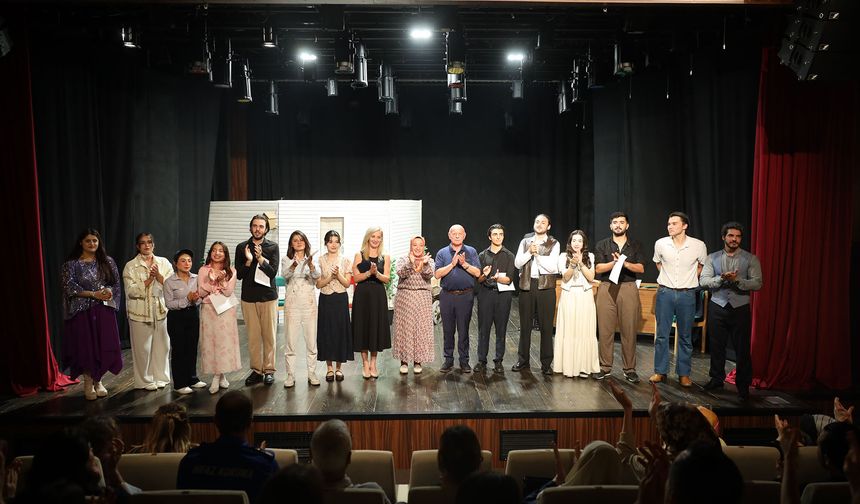 Genç Sahne Tiyatro Okulu'ndan Muhteşem Final! "Kapılar" Oyunu Ayakta Alkışlandı