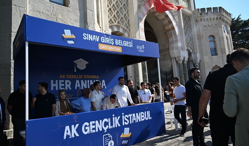 AK Parti İstanbul İl Gençlik Kollarından 'Sınav Giriş Belgesi Çıktı Noktası' hizmeti