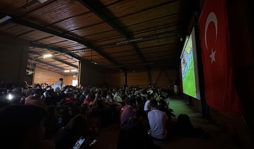 Çanakkale'de A Milli Futbol Takımı'nın maçı dev ekrandan izlendi