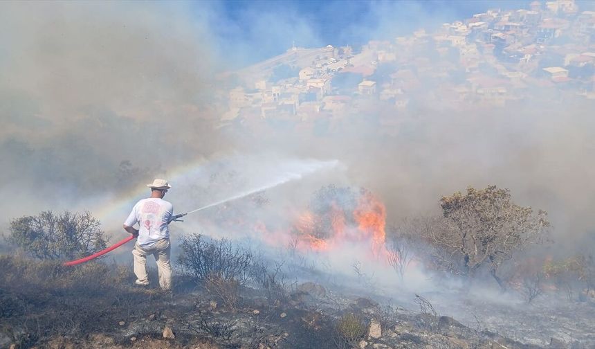 Çanakkale'de tarım arazisinde çıkan yangına müdahale ediliyor