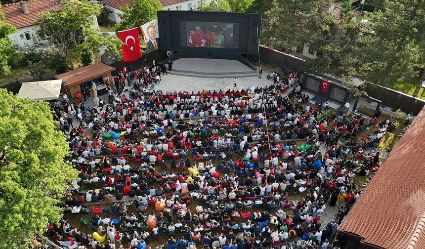 Doğu Marmara ve Batı Karadeniz'de A Milli Futbol Takımı'nın maçı dev ekranlardan izlendi