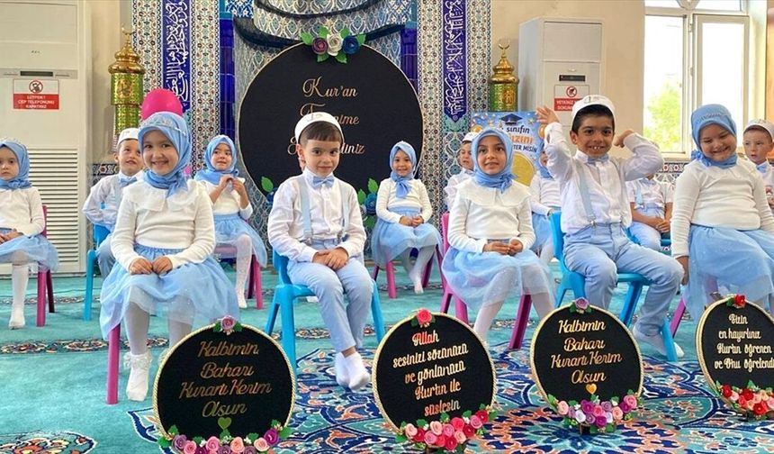 Gelibolu'da minik öğrencilerin 'hatim ve yıl sonu' programı
