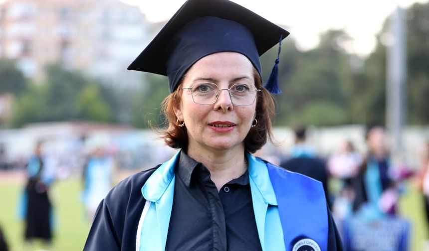 Oğlunun teşvikiyle başladığı üniversiteden 48 yaşında mezun oldu