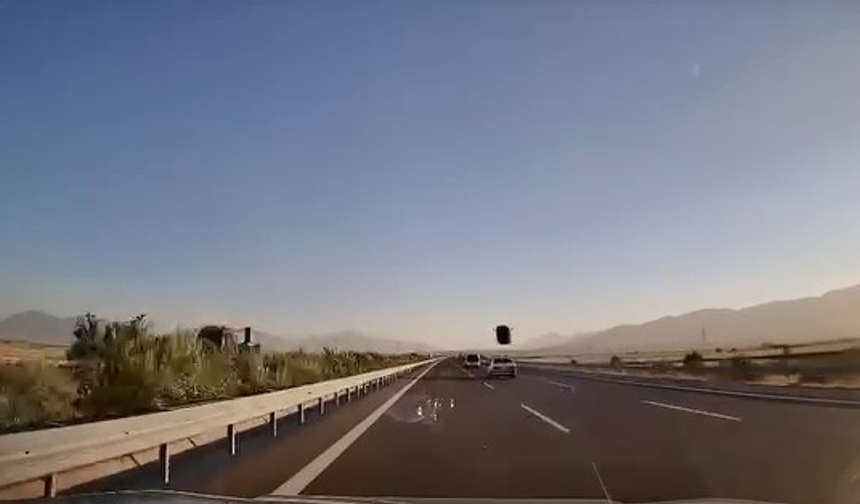 Otobanda Tehlikeli Anlar: Uçan Portbagaj Kazaya Davetiye Çıkardı