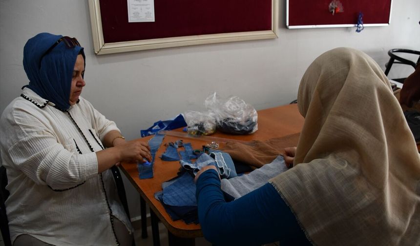 Özel gereksinimli bireyler ve anneleri eski kıyafetleri kırkyama tekniğiyle yeniden değerlendiriyor
