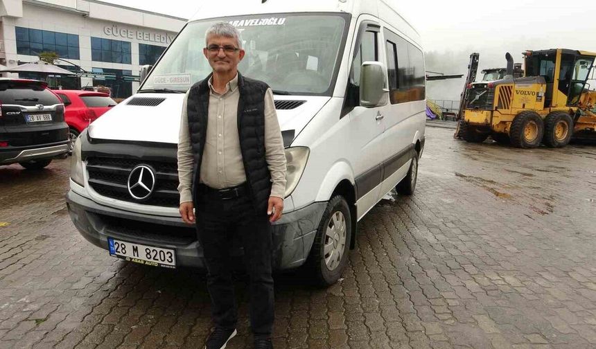 Tersten konuşuyor, türküleri bile ezgisini bozmadan söylüyor