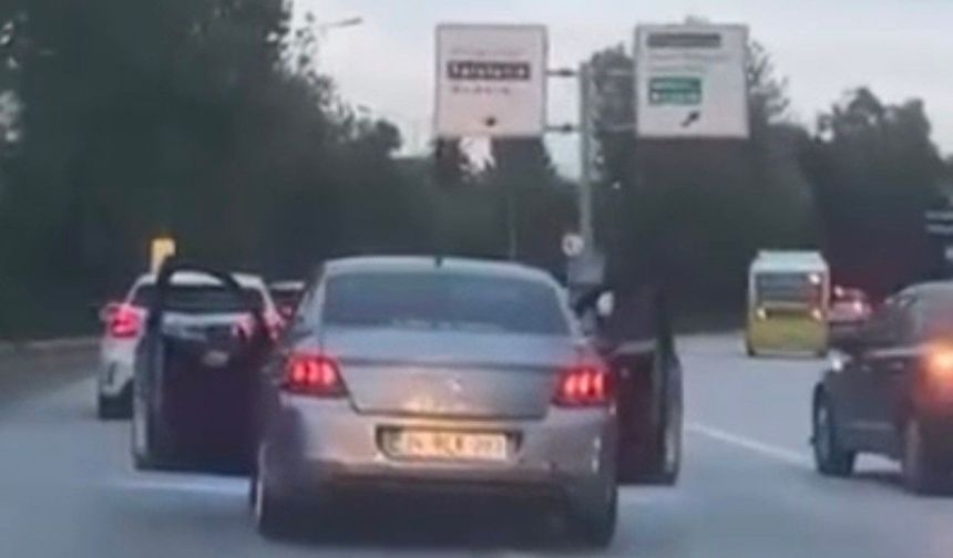 Trafikte akılalmaz görüntüler! Seyir halindeyken kapıları açtılar