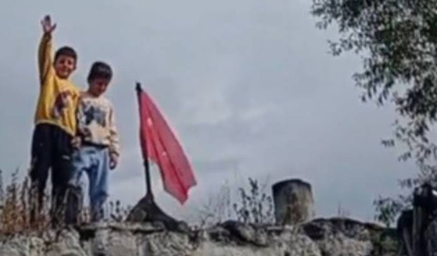 Sarıkamış'ta yürekleri ısıtan görüntü! Türk bayrağını öpüp başlarına koydular