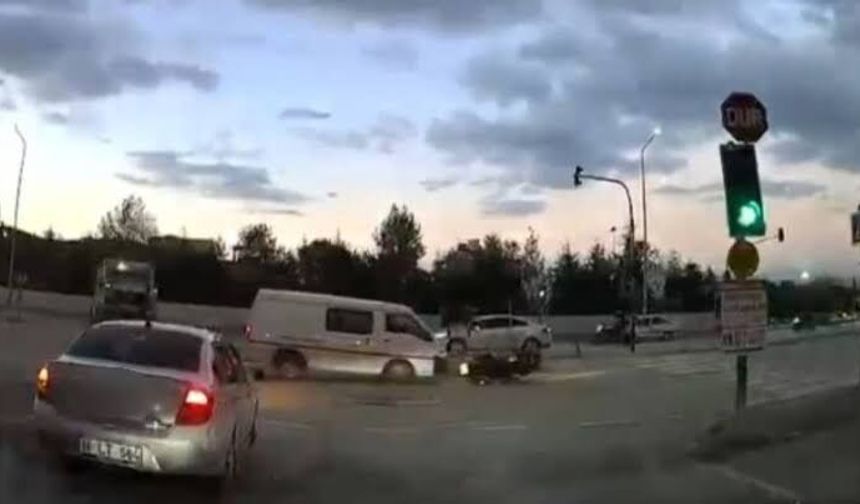 Kırmızı ışıkta geçen kamyonet motosiklete çarptı
