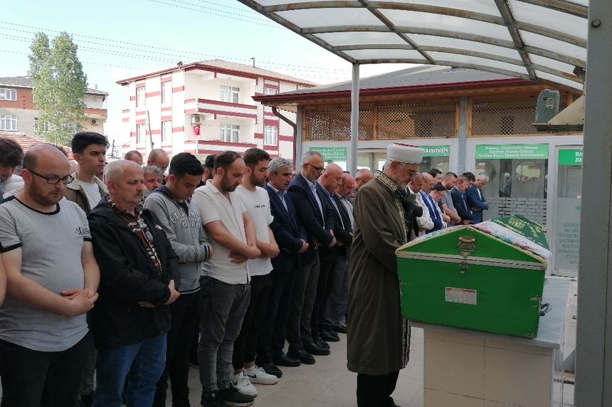 Evlatların en acı günü: Öldürülen annelerine son görev
