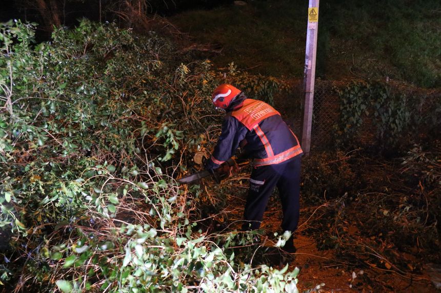 Fırtına, Sakarya’nın turistik ilçesini yıktı geçti