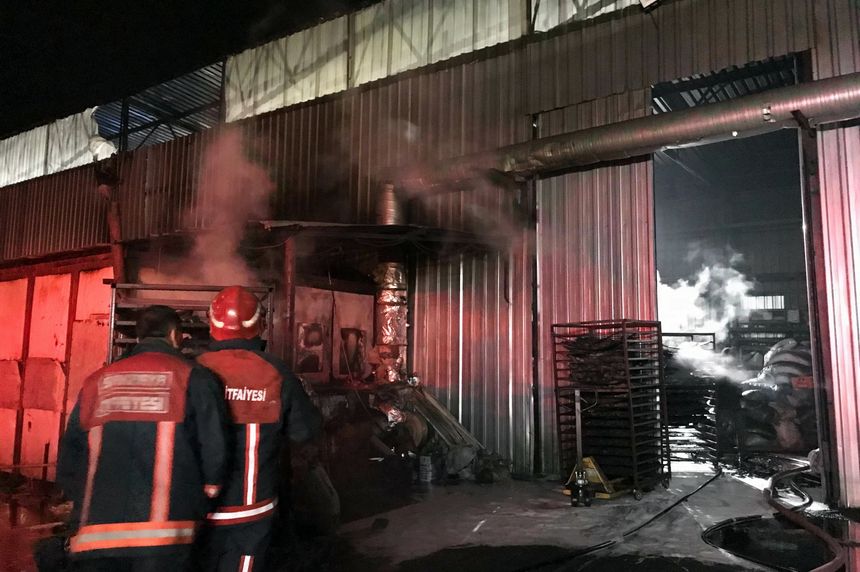 Sakarya’da mangal kömürü üretim tesisinde yangın