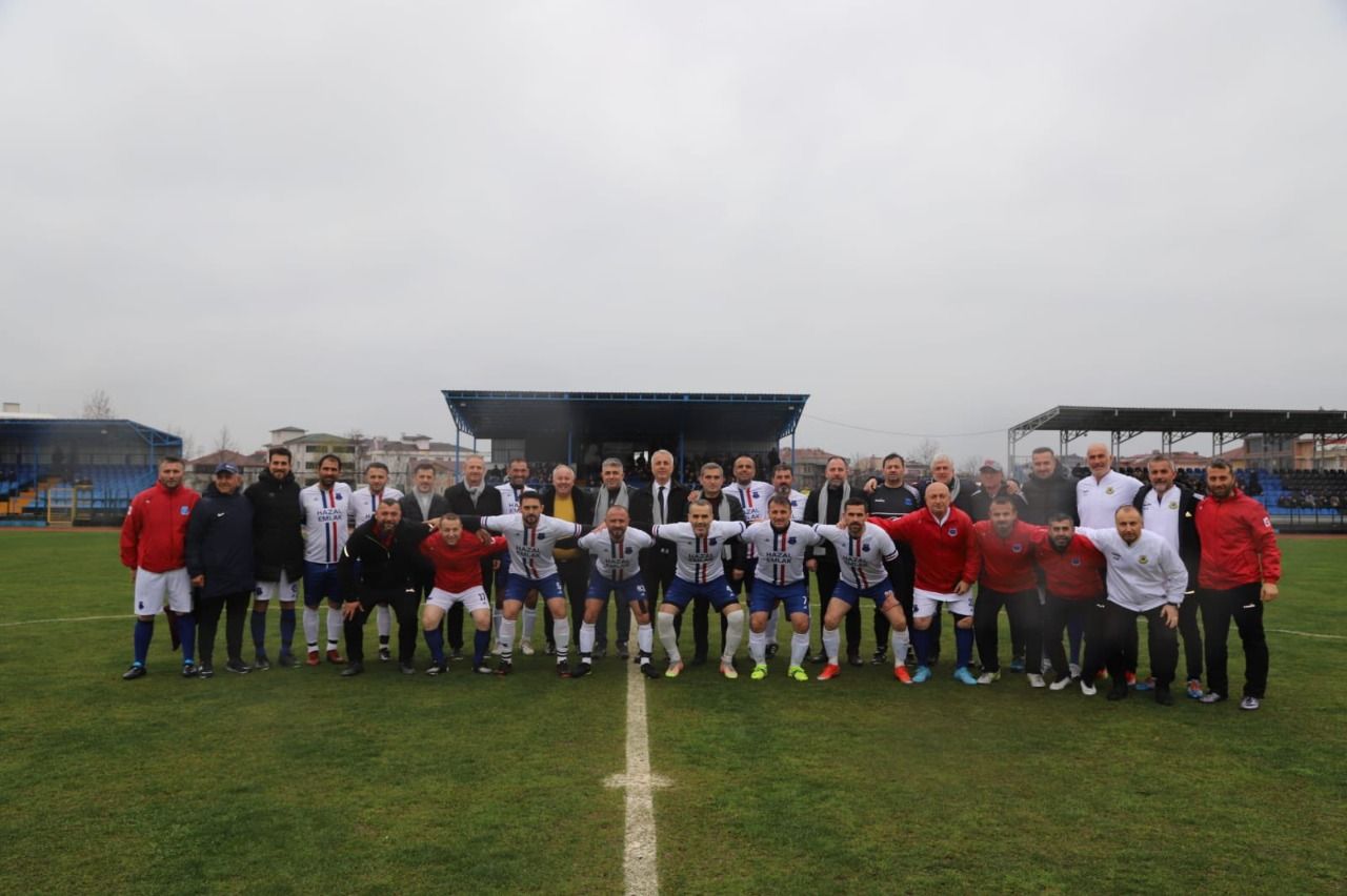 Hendek’in ev sahipliğinde Hendek Veteranlar ile Türkiye Masterlar ve Veteranlar Milli takım karması Hendek Stadı’nda kozlarını paylaştı. 