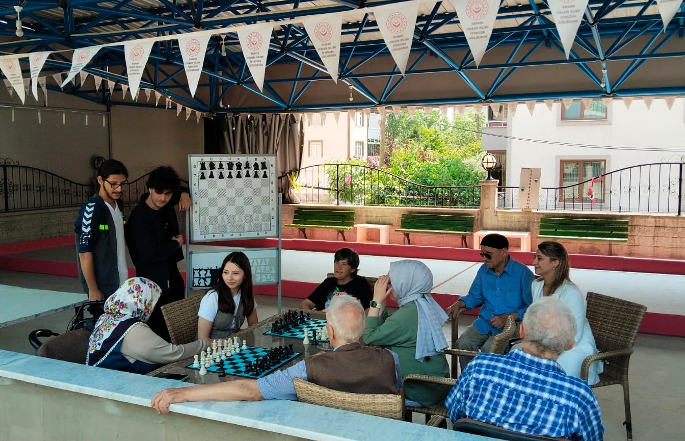 3Huzurevi Sakinlerini Satrançla Buluşturdular