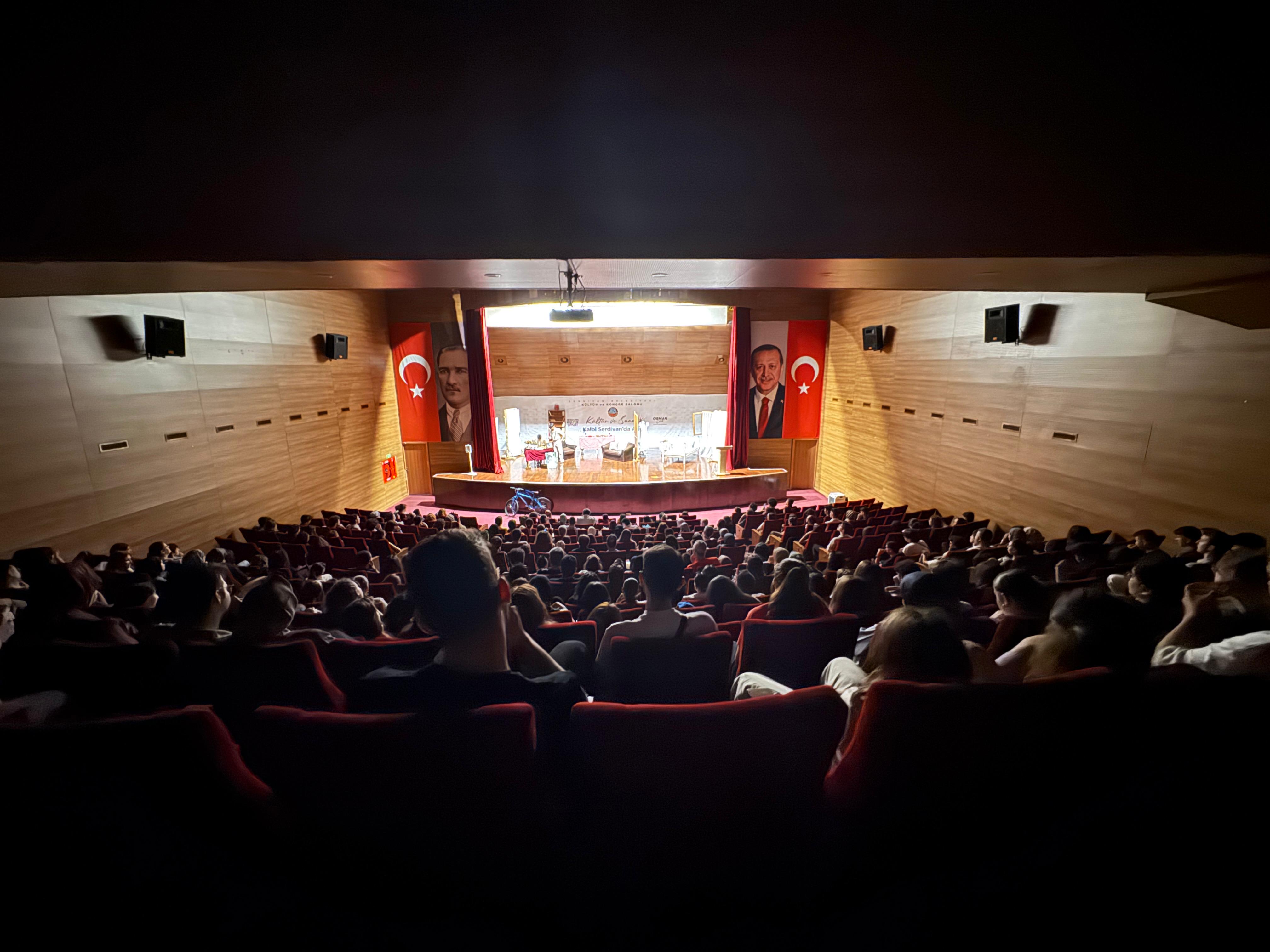 5“Postacı” Tiyatro Oyunu Sanatseverlerle Buluştu 12