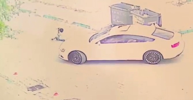 Scootera Binen Çocuğun Üzerinden Otomobil Geçti