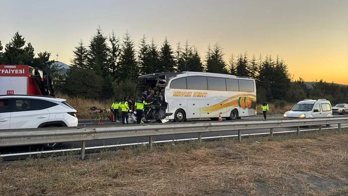 0X0 Son Dakika Bolu Otoyolunda Can Pazari Otobus Ile Kamyon Kaza Yapti 1 Olu 10 Yarali 1754975848299