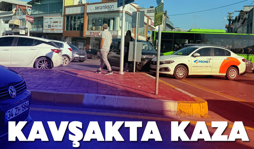 Kavşakta maddi hasarlı kaza