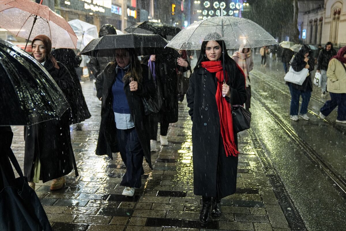 İstanbul'da Kuvvetli Yağmur Ve Şiddetli Rüzgar Etkili Oluyor