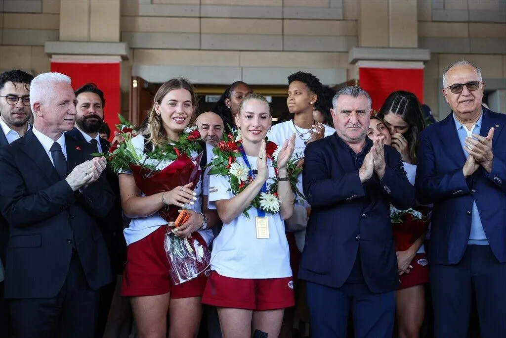 A Milli Kadın Voleybol Takımı için karşılama töreni düzenlendi