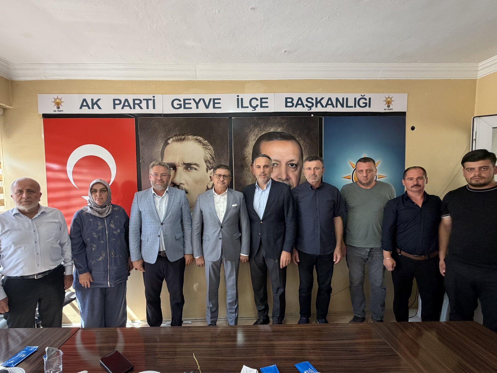 AK Parti Sakarya’da yeni üye: Zeki Yavuz’a rozeti Başkan Tever taktı