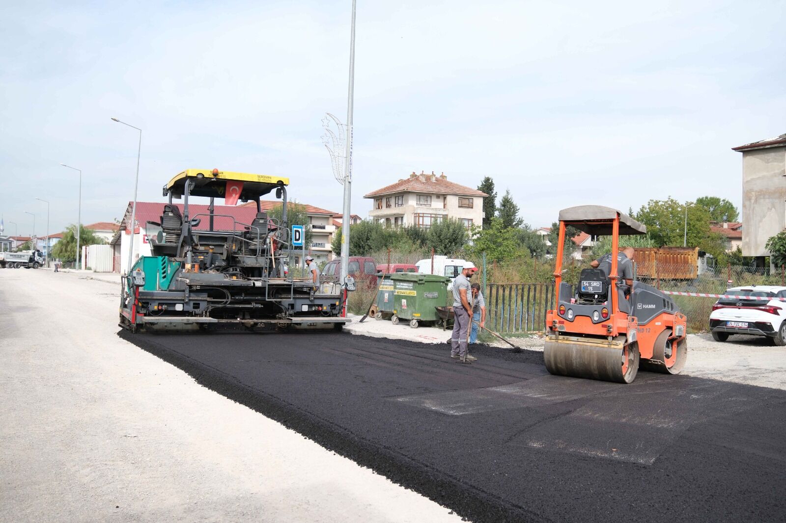 Serdivan’da 18. Cadde baştan sona yenilendi! 1100 ton asfalt serildi