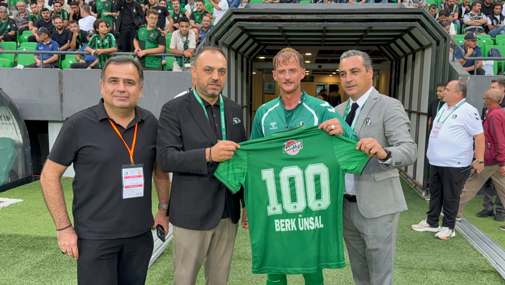 Berk İsmail Ünsal’a 100. maç plaketi