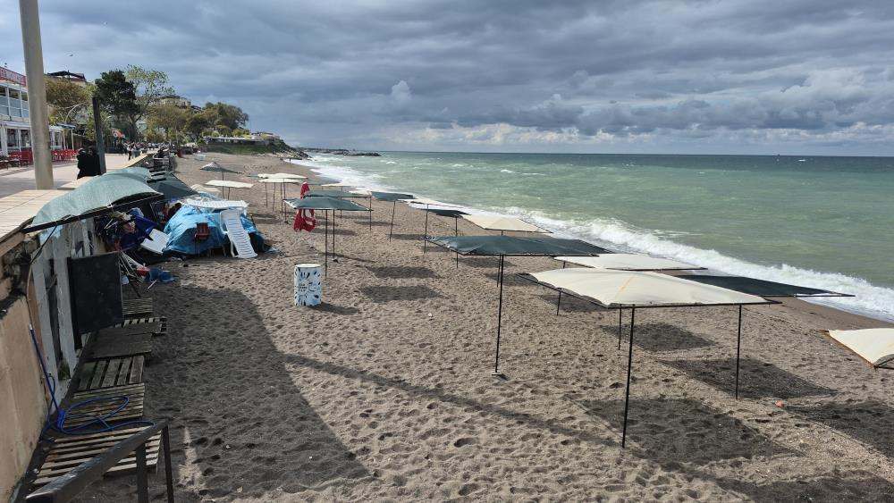 Yazın dolup taşan Akçakoca sahilleri sessizliğe büründü