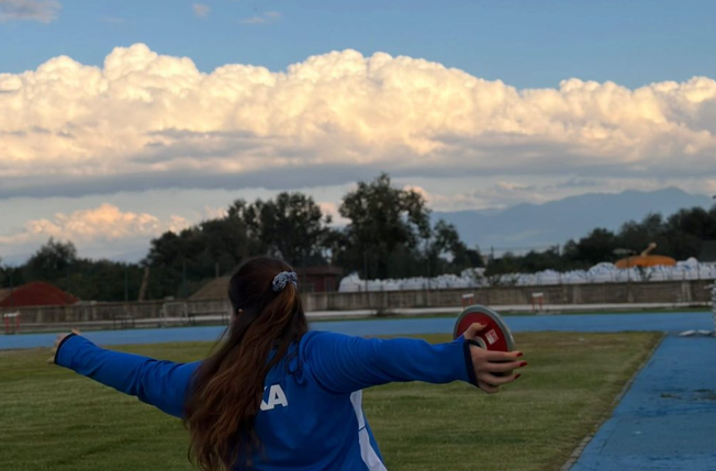 Atletizm pistinde hedefe koşuyorlar