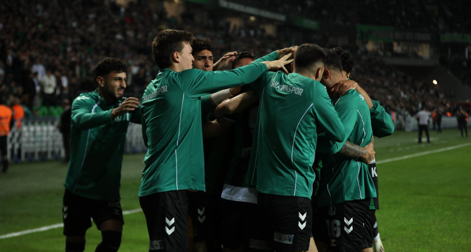 Sakaryaspor 40 yıl sonra 4'te 4 başladı
