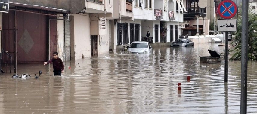 Mersin'de sağanak felakete dönüştü! Dereler taştı, araçlar sular altında kaldı