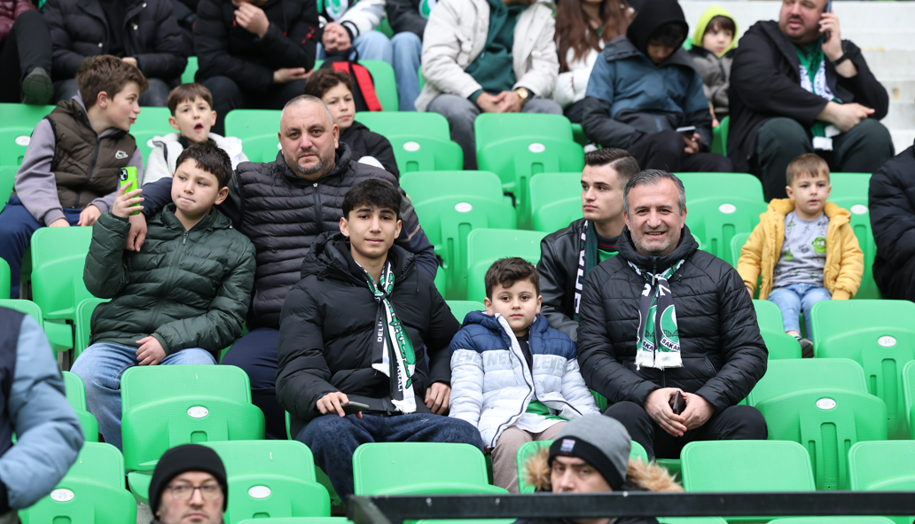 Tatangalar takımını yalnız bırakmadı