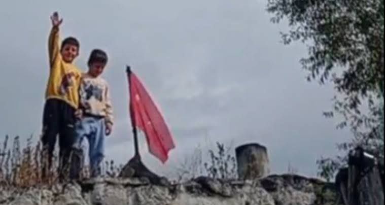 Sarıkamış'ta yürekleri ısıtan görüntü! Türk bayrağını öpüp başlarına koydular